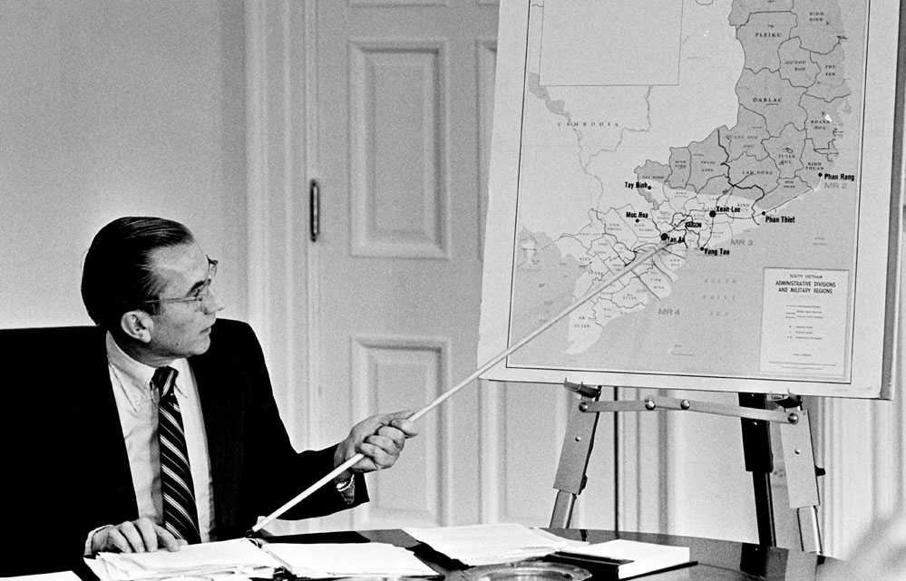 CIA-Direktor Colby und Karte von Vietnam