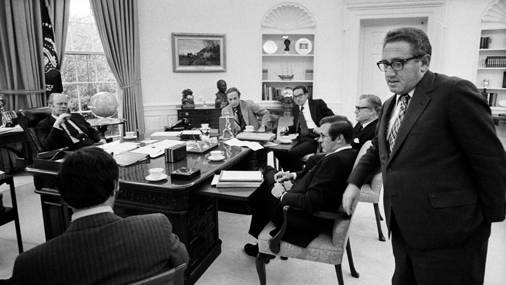Kissinger Interupts Meeting to Update President