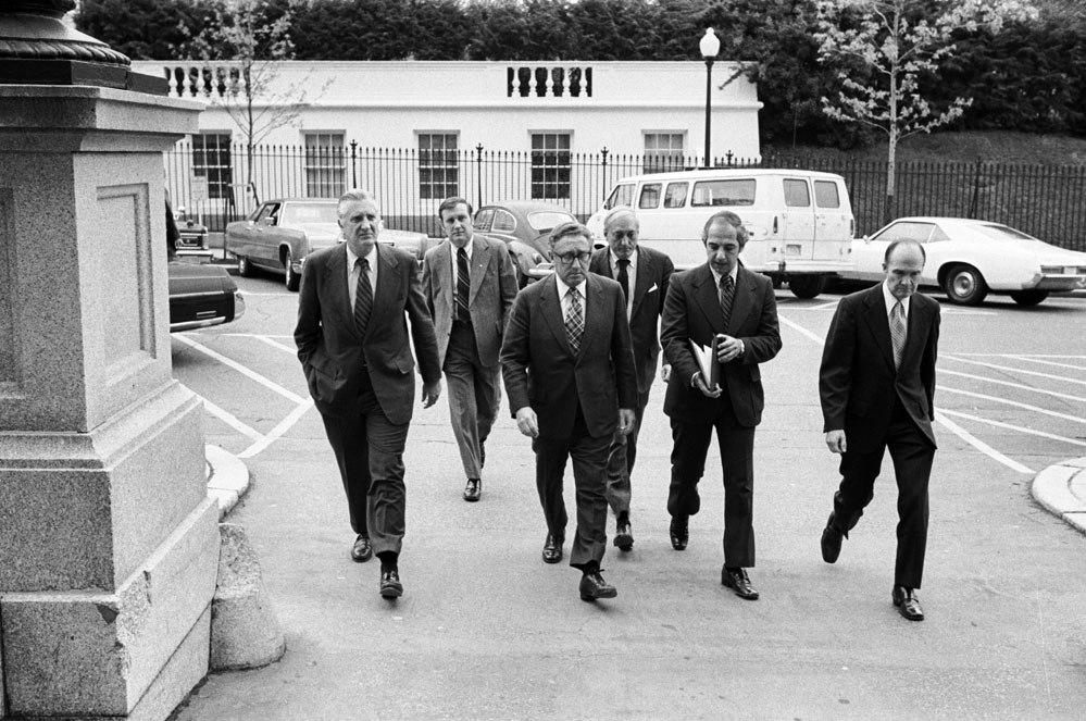 Kissinger Interupts Meeting to Update President