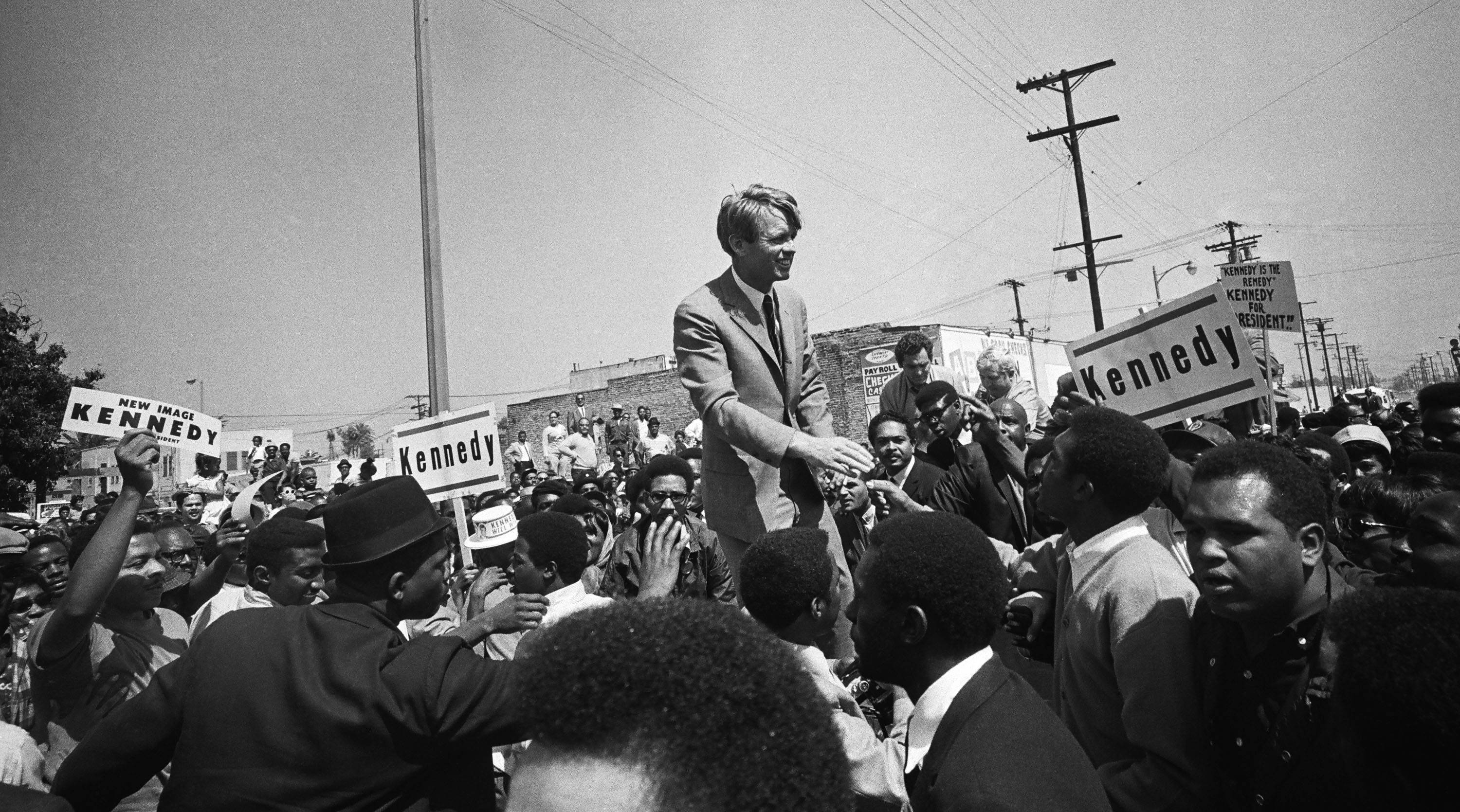 Robert Kennedy campaigns 618