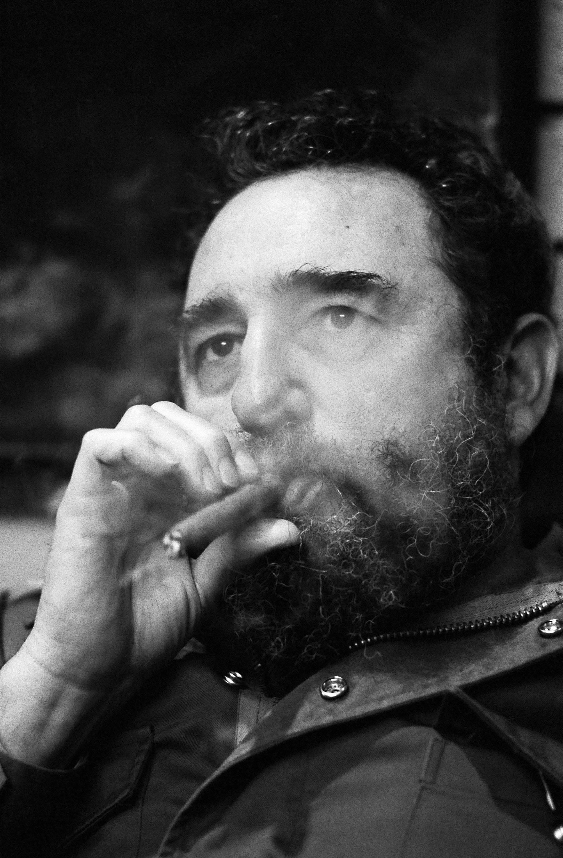 Fidel Castro smokes 636