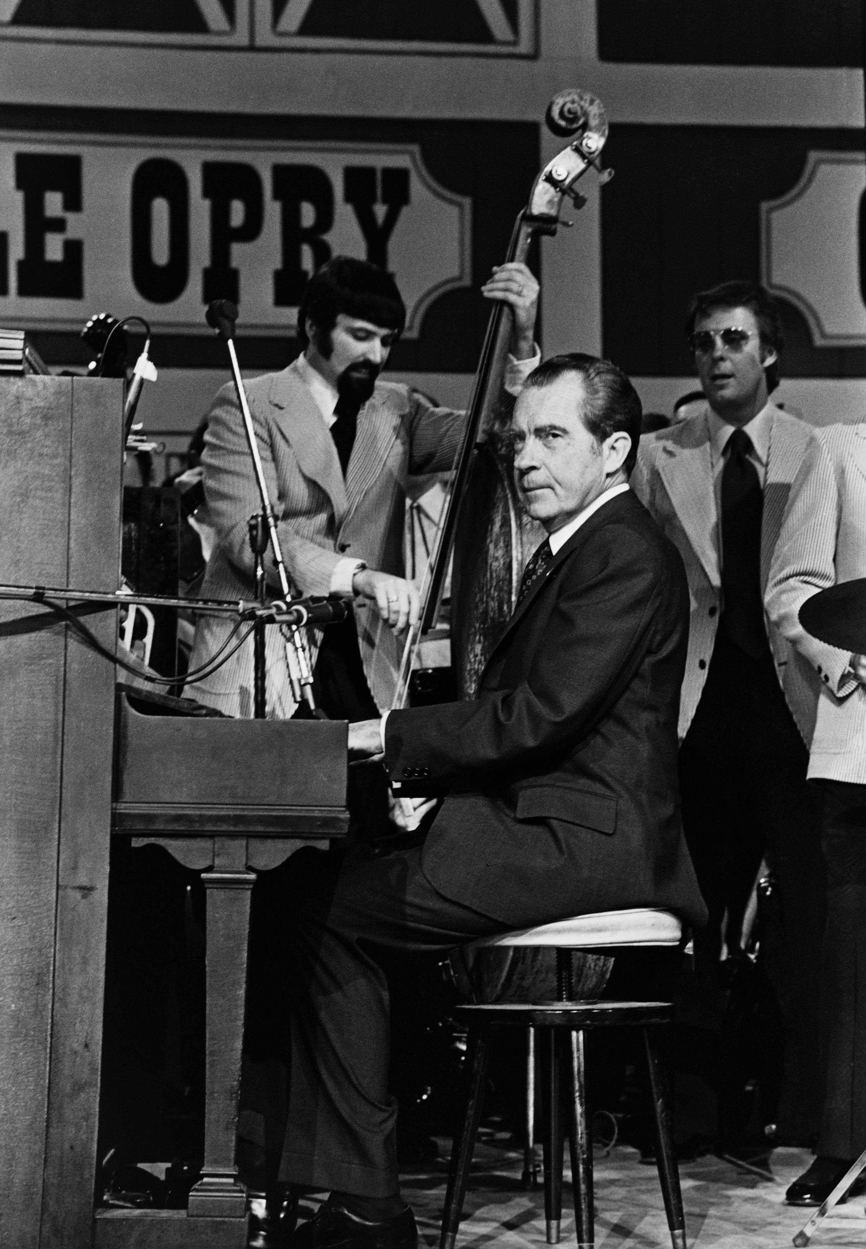 Nixon on the piano 639