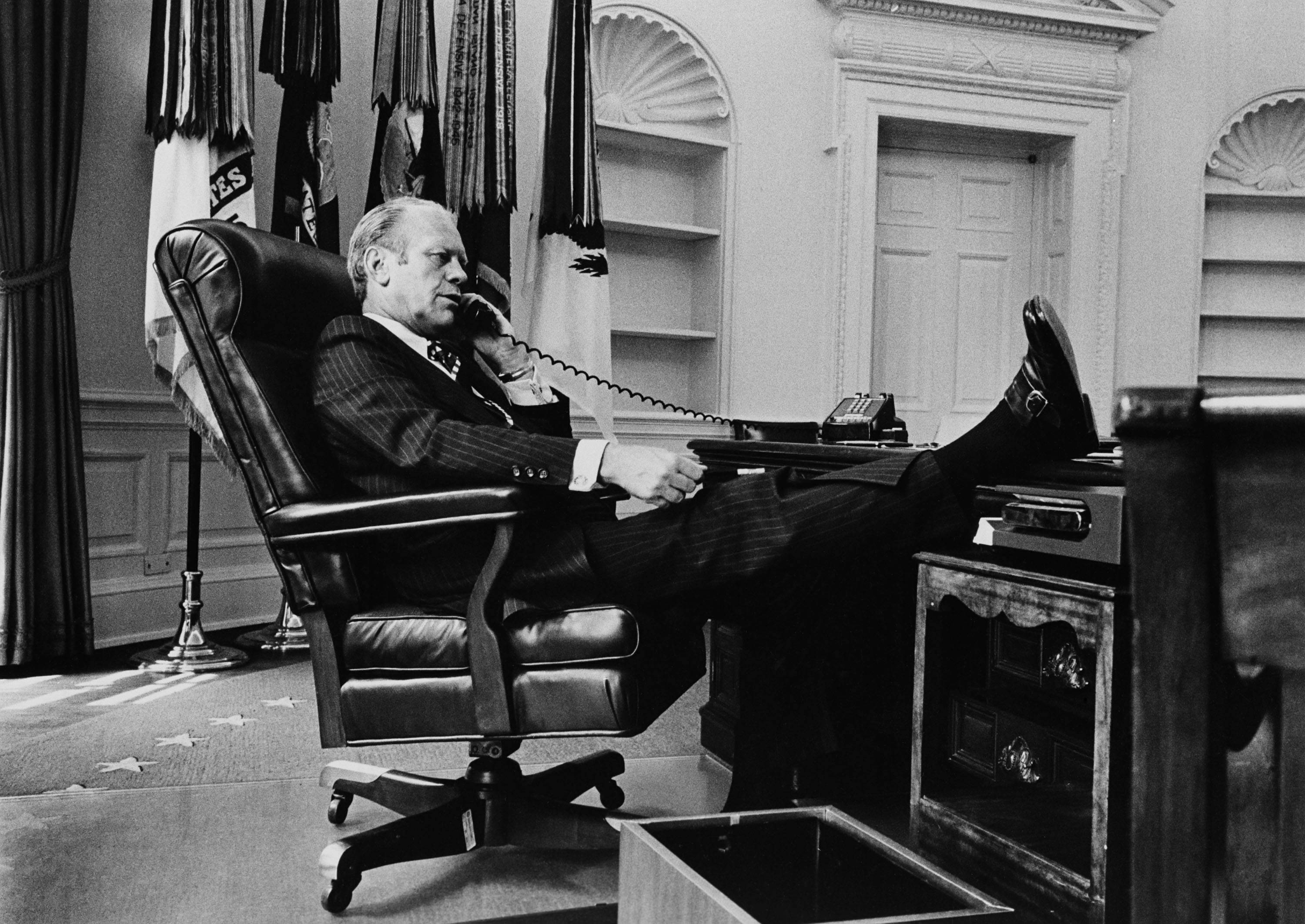 President Ford at desk 642