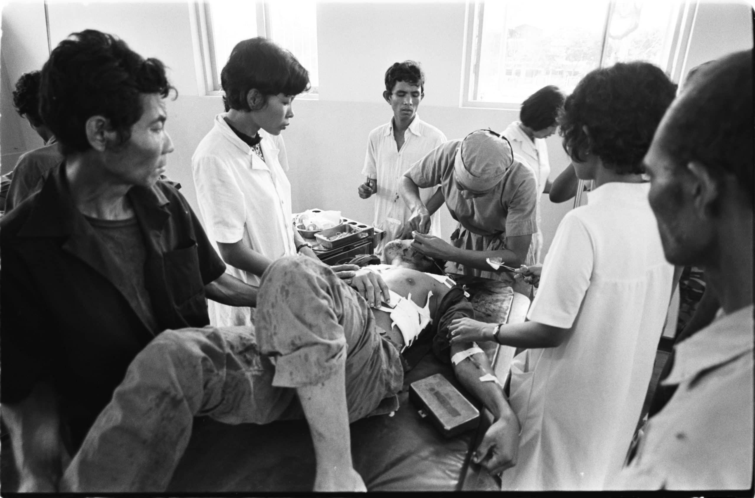 19750329_PhnomPehn_Cambodia_CasualityCenterRefugees_1491_13