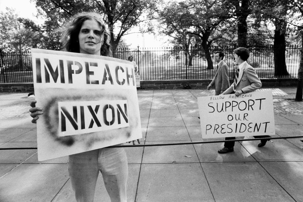 WASHINGTON, DC - 1973: (NO U.S. TABLOID SALES ) Protestors with conflicting U.S. President Richard Nixon viewpoints in front of the White House 1973 in Washington, DC.  (Photo by David Hume Kennerly/Getty Images)